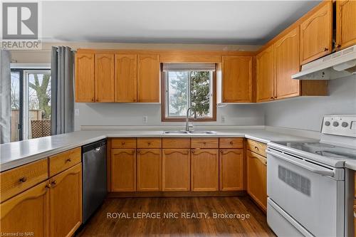 #2 -275 Pelham Rd, St. Catharines, ON - Indoor Photo Showing Kitchen With Double Sink