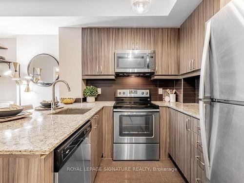 Se513-9199 Yonge St, Richmond Hill, ON - Indoor Photo Showing Kitchen With Upgraded Kitchen