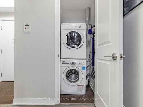 Se513-9199 Yonge St, Richmond Hill, ON - Indoor Photo Showing Laundry Room
