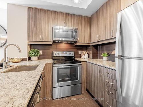 Se 513-9199 Yonge St, Richmond Hill, ON - Indoor Photo Showing Kitchen With Upgraded Kitchen