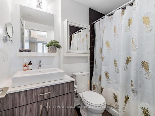 Se 513-9199 Yonge St, Richmond Hill, ON - Indoor Photo Showing Bathroom