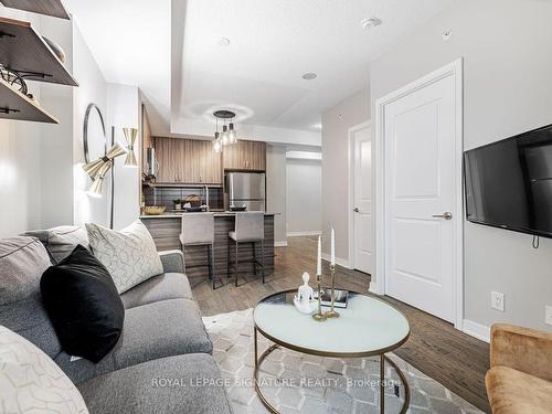 Se 513-9199 Yonge St, Richmond Hill, ON - Indoor Photo Showing Living Room