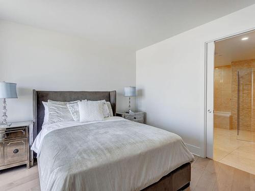 Master bedroom - 508-360 Rue Atateken, Montréal (Ville-Marie), QC - Indoor Photo Showing Bedroom