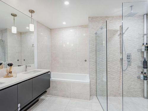 Ensuite bathroom - 508-360 Rue Atateken, Montréal (Ville-Marie), QC - Indoor Photo Showing Bathroom