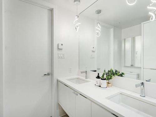 Bathroom - 508-360 Rue Atateken, Montréal (Ville-Marie), QC - Indoor Photo Showing Bathroom