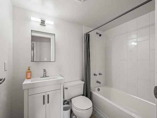 203-1050 Braidwood Rd, Courtenay, BC - Indoor Photo Showing Bathroom