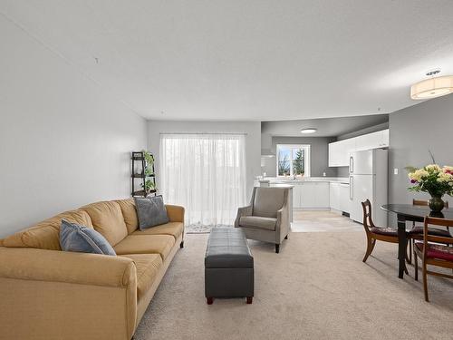 203-1050 Braidwood Rd, Courtenay, BC - Indoor Photo Showing Living Room