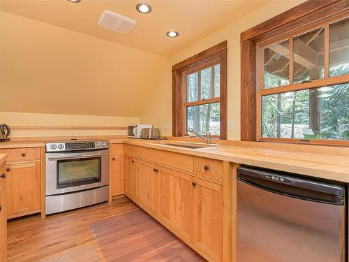 4387 Kingscote Rd, Cowichan Bay, BC - Indoor Photo Showing Kitchen
