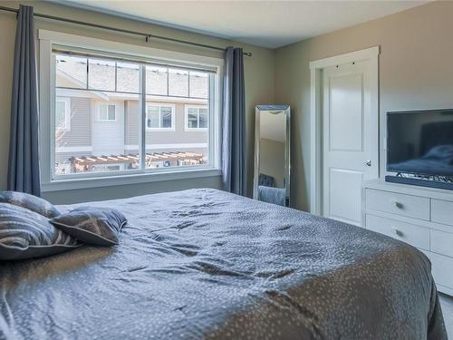702-1675 Crescent View Dr, Nanaimo, BC - Indoor Photo Showing Bedroom