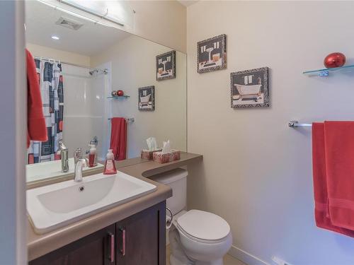 702-1675 Crescent View Dr, Nanaimo, BC - Indoor Photo Showing Bathroom