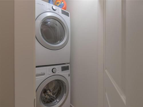 702-1675 Crescent View Dr, Nanaimo, BC - Indoor Photo Showing Laundry Room