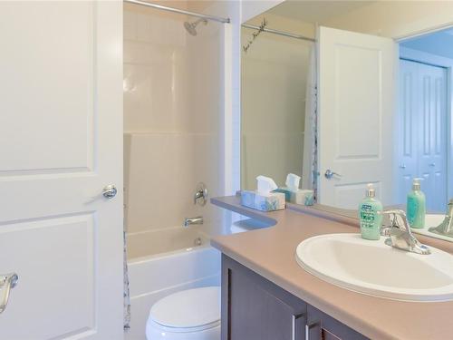 702-1675 Crescent View Dr, Nanaimo, BC - Indoor Photo Showing Bathroom