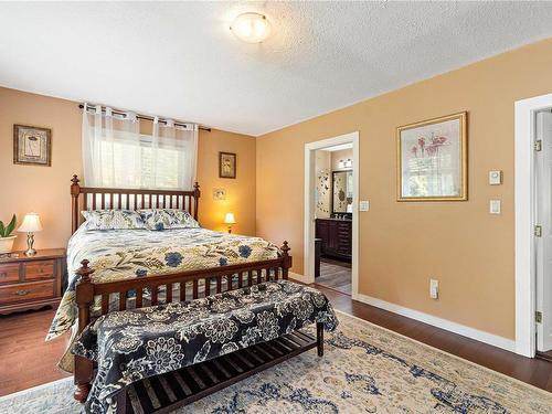 421 Baylis Rd, Qualicum Beach, BC - Indoor Photo Showing Bedroom