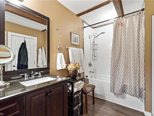 421 Baylis Rd, Qualicum Beach, BC - Indoor Photo Showing Bathroom
