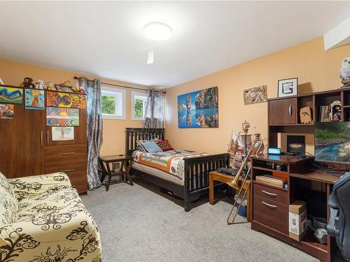 421 Baylis Rd, Qualicum Beach, BC - Indoor Photo Showing Bedroom