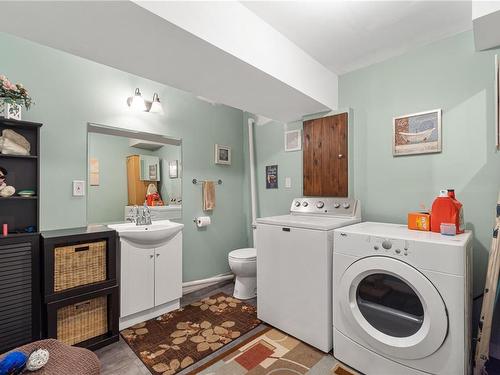 421 Baylis Rd, Qualicum Beach, BC - Indoor Photo Showing Laundry Room