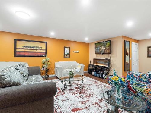 421 Baylis Rd, Qualicum Beach, BC - Indoor Photo Showing Living Room