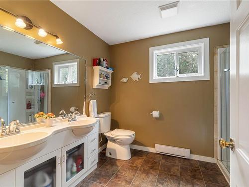 421 Baylis Rd, Qualicum Beach, BC - Indoor Photo Showing Bathroom