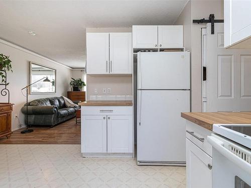 7994 York Ave, Crofton, BC - Indoor Photo Showing Kitchen