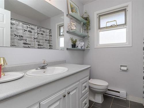 7994 York Ave, Crofton, BC - Indoor Photo Showing Bathroom