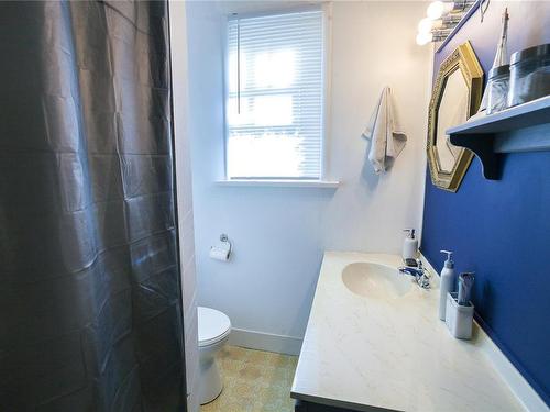 711 9Th Ave, Campbell River, BC - Indoor Photo Showing Bathroom