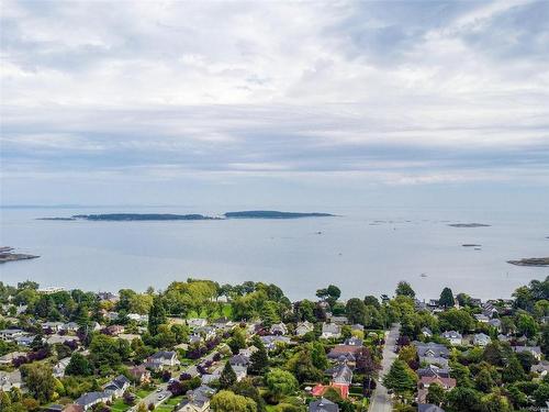 2076 Hampshire Lane, Oak Bay, BC 