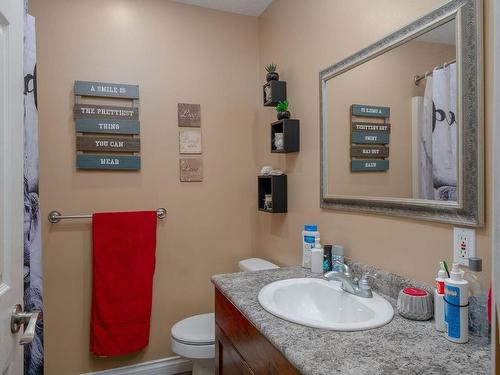 5527 Woodland Cres East, Port Alberni, BC - Indoor Photo Showing Bathroom