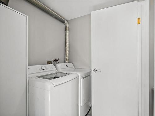 18-1506 Admirals Rd, View Royal, BC - Indoor Photo Showing Laundry Room