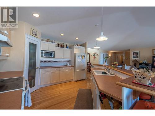 982 Mt Bulman Drive, Vernon, BC - Indoor Photo Showing Kitchen With Double Sink