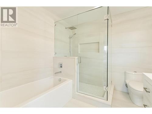 599 Sherwood Road, Kelowna, BC - Indoor Photo Showing Bathroom