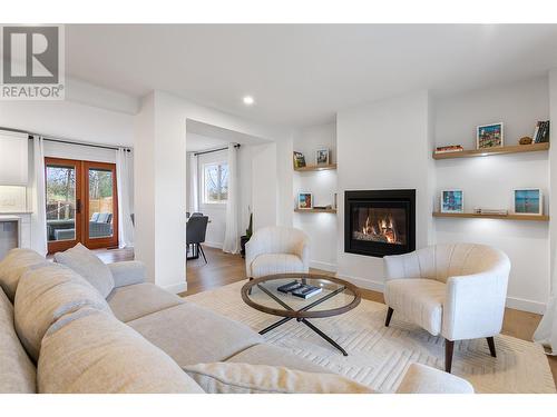599 Sherwood Road, Kelowna, BC - Indoor Photo Showing Living Room With Fireplace