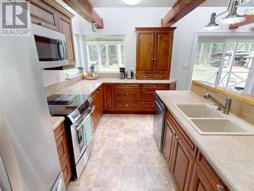 9537 Nassichuk Road, Powell River, BC - Indoor Photo Showing Kitchen With Double Sink