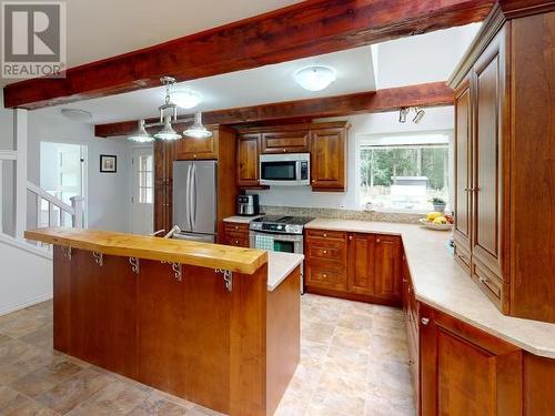 9537 Nassichuk Road, Powell River, BC - Indoor Photo Showing Kitchen