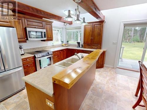 9537 Nassichuk Road, Powell River, BC - Indoor Photo Showing Kitchen With Double Sink