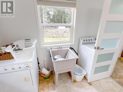 9537 Nassichuk Road, Powell River, BC - Indoor Photo Showing Laundry Room