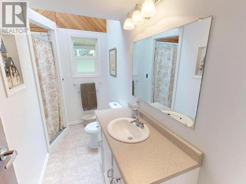 9537 Nassichuk Road, Powell River, BC - Indoor Photo Showing Bathroom