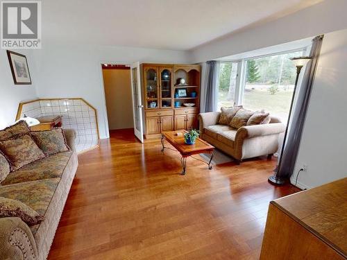 9537 Nassichuk Road, Powell River, BC - Indoor Photo Showing Living Room