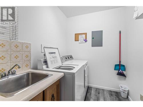 555 Rowcliffe Avenue Unit# 305, Kelowna, BC - Indoor Photo Showing Laundry Room