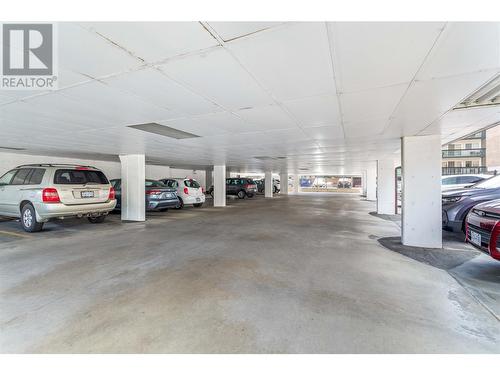 555 Rowcliffe Avenue Unit# 305, Kelowna, BC - Indoor Photo Showing Garage
