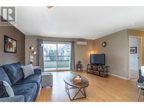 555 Rowcliffe Avenue Unit# 305, Kelowna, BC - Indoor Photo Showing Living Room