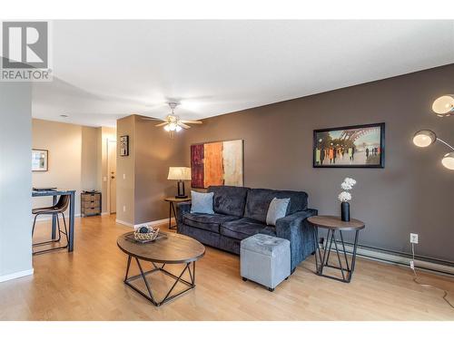 555 Rowcliffe Avenue Unit# 305, Kelowna, BC - Indoor Photo Showing Living Room