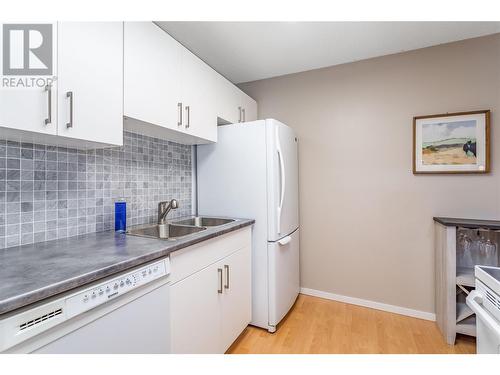 555 Rowcliffe Avenue Unit# 305, Kelowna, BC - Indoor Photo Showing Kitchen With Double Sink