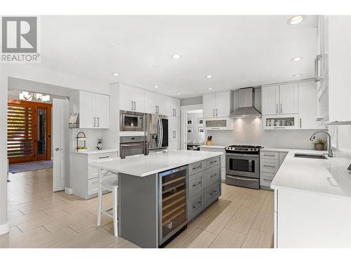 5327 Hedeman Court, Kelowna, BC - Indoor Photo Showing Kitchen With Upgraded Kitchen