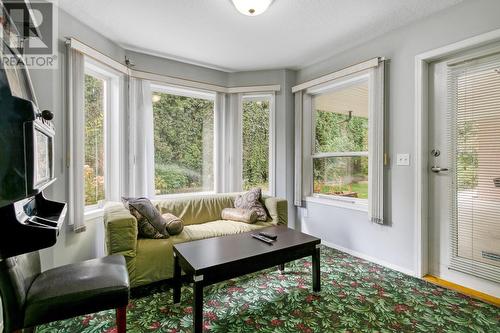 453 Morrison Avenue, Kelowna, BC - Indoor Photo Showing Living Room