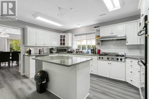 453 Morrison Avenue, Kelowna, BC - Indoor Photo Showing Kitchen With Upgraded Kitchen