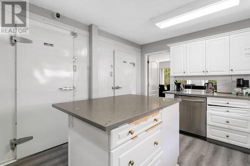 453 Morrison Avenue, Kelowna, BC - Indoor Photo Showing Kitchen