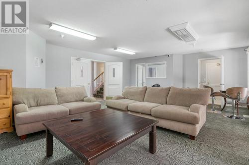 453 Morrison Avenue, Kelowna, BC - Indoor Photo Showing Living Room