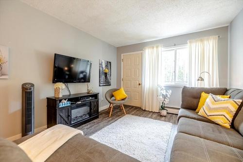 210B - 1299 Ponderosa Drive, Sparwood, BC - Indoor Photo Showing Living Room