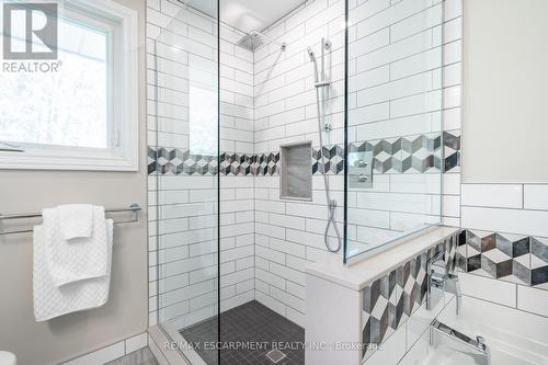 132 8Th Concession Rd E, Hamilton, ON - Indoor Photo Showing Bathroom