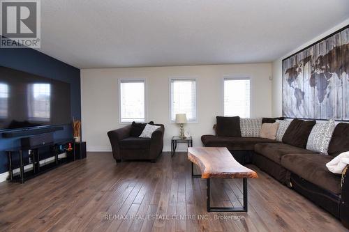 8 Powell Dr, Hamilton, ON - Indoor Photo Showing Living Room